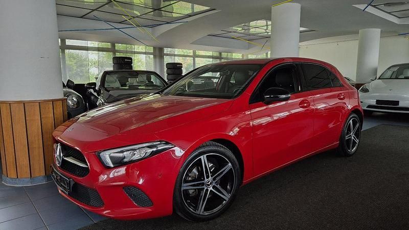 Gebraucht Mercedes A200 Night 150 PS (110 kW) 2019 Rot Limousine