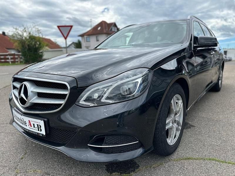 Schwarz Gebraucht 2013 Mercedes E220 Limousine | 9.950 € (Superpreis) - Bild 1/4