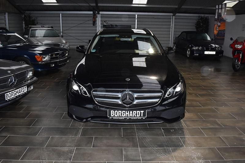 Schwarz Gebraucht 2017 Mercedes E220 Kombi | 17.990 € (Superpreis) - Bild 1/4