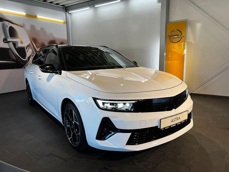 Arktis weiss Gebraucht 2024 Opel Astra Ultimate Kombi | 22.900 € (Fairer Preis) - Bild 1/4