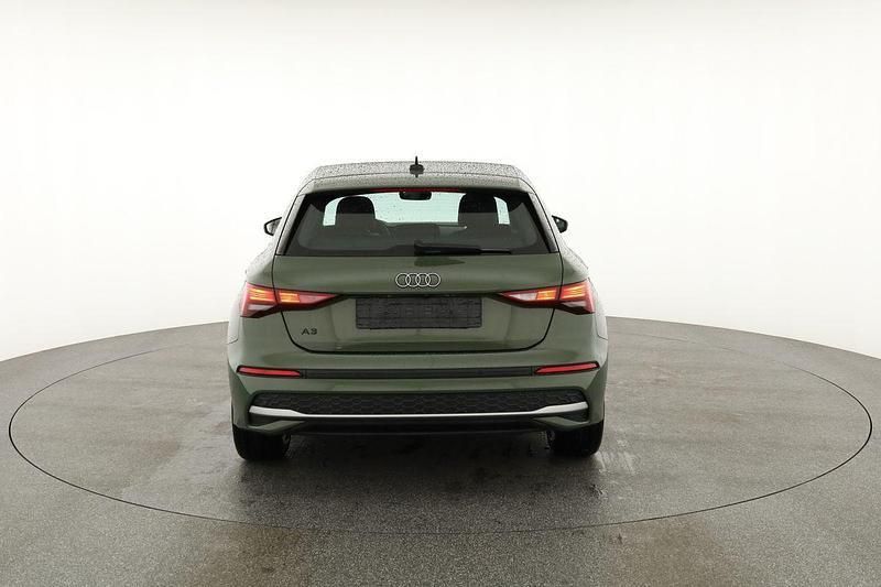 Distrikt grün metallic Neu 2025 Audi A3 Ambiente | 33.475 € (Superpreis) - Bild 1/4