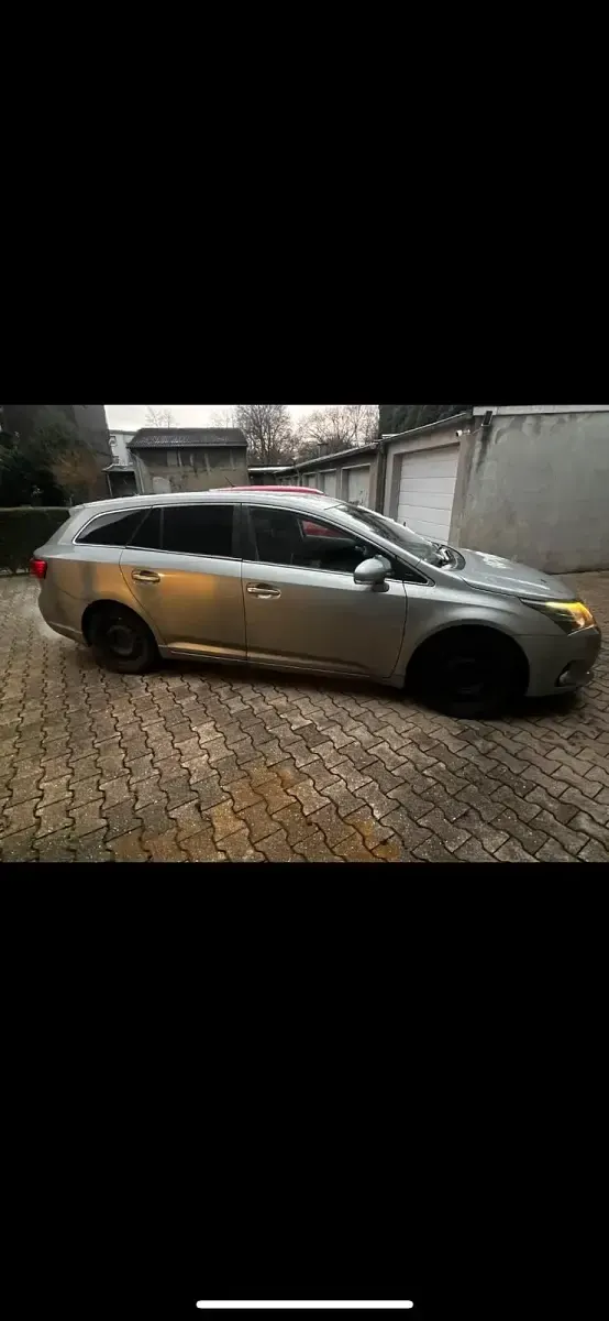 Gebraucht Toyota Avensis T2 124 PS (91 kW) 2012 Silber Kombi