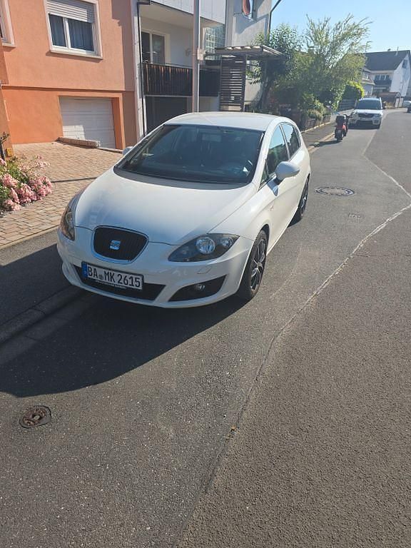 Weiß Gebraucht 2009 Seat Leon Style Limousine | 3.500 € (Guter Preis) - Bild 1/4