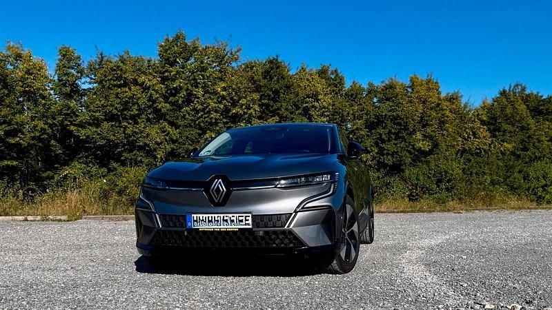 Grau Gebraucht 2022 Renault Mégane Limousine | 21.990 € (Guter Preis) - Bild 1/4