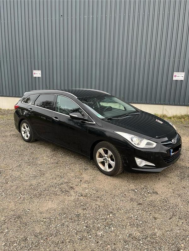 Schwarz Gebraucht 2011 Hyundai i40 Kombi | 4.500 € (Guter Preis) - Bild 1/4