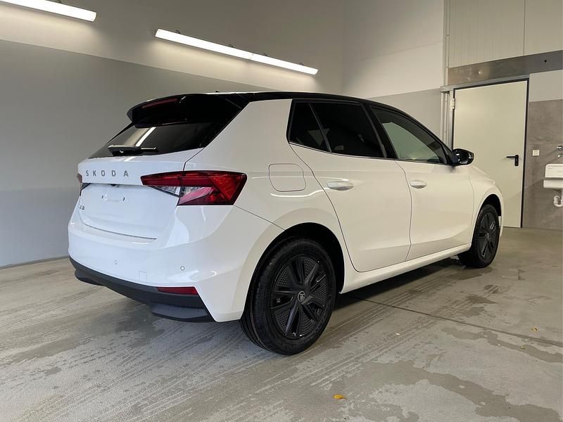 Neu Skoda Fabia Dynamic 116 PS (85 kW) 2025 [2y1z] moon white metallic / dach schwarz Kleinwagen