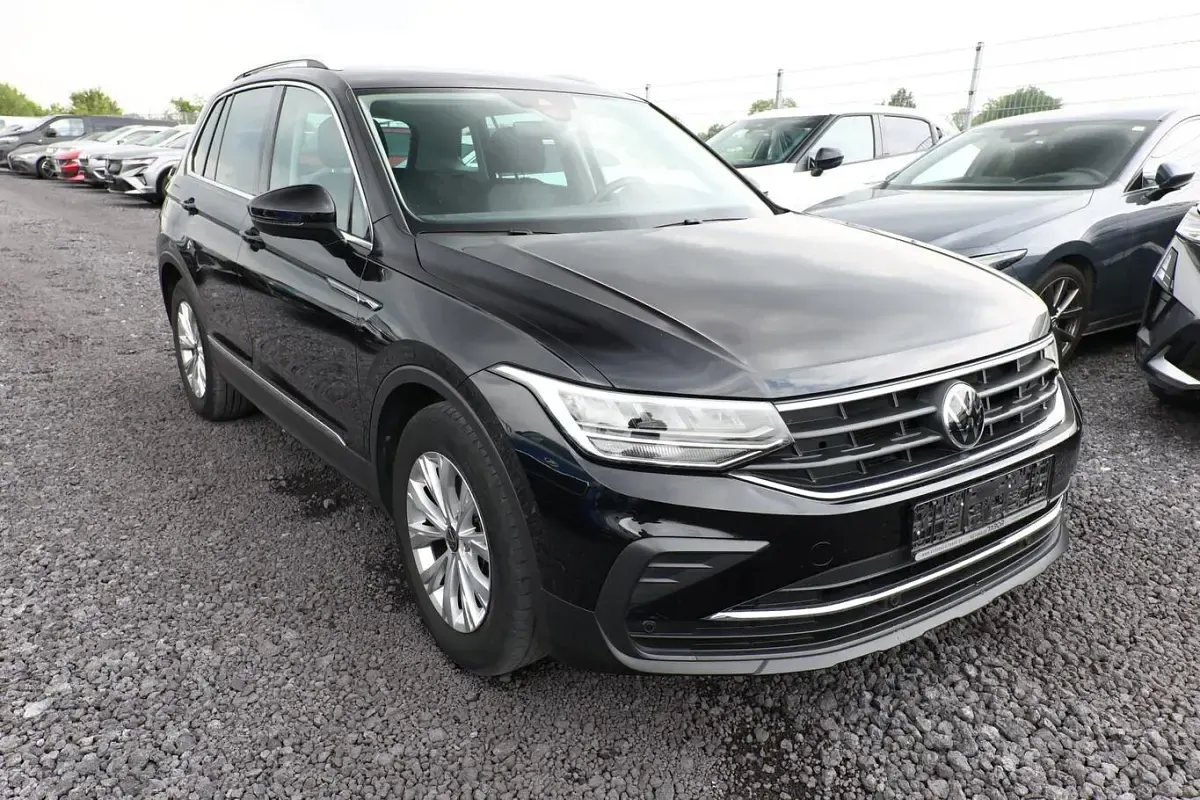 Gebraucht VW Tiguan Life 150 PS (110 kW) 2021 Schwarz metallic SUV