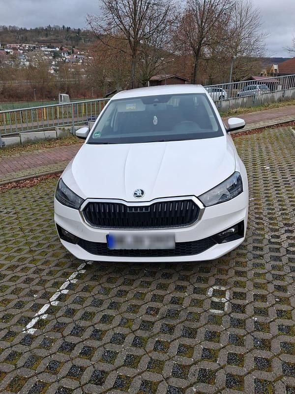 Weiß Gebraucht 2022 Skoda Fabia Ambition Limousine | 12.500 € (Guter Preis) - Bild 1/4