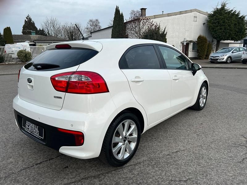 Gebraucht Kia Rio 84 PS (61 kW) 2017 Weiß Limousine