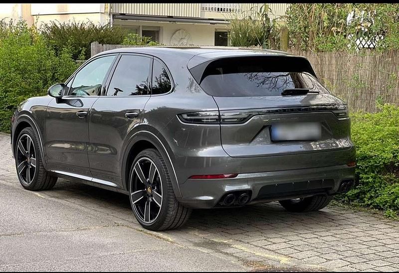 Grau Gebraucht 2019 Porsche Cayenne Sport SUV | 63.500 € (Teuer) - Bild 1/4