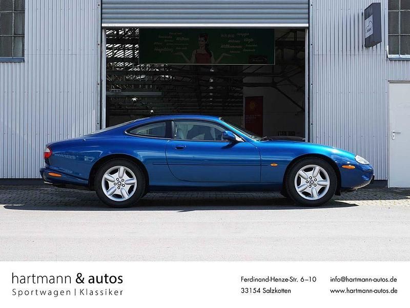 Blau Gebraucht 1997 Jaguar XK8 Coupé | 18.840 € (Etwas zu teuer) - Bild 1/4