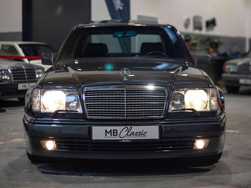 Gebraucht Mercedes E500 320 PS (235 kW) 1992 Blauschwarz (199) Limousine