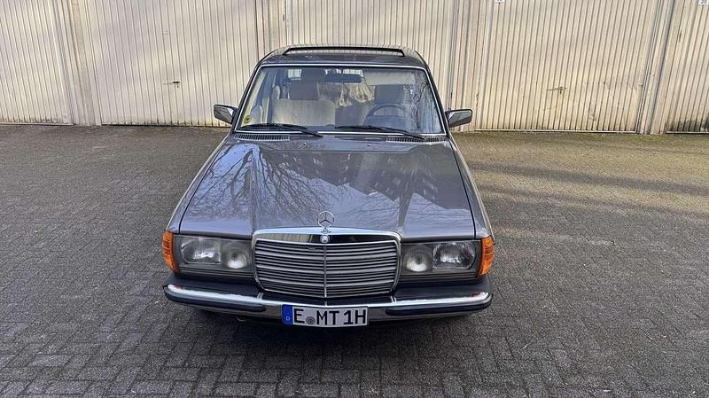 Gebraucht Mercedes E230 136 PS (100 kW) 1982 Grau Limousine