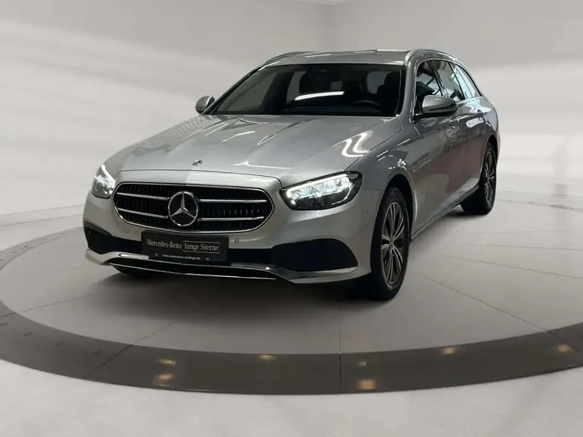 Gebraucht Mercedes E220 Avantgarde 200 PS (147 kW) 2022 Metalliclack hightechsilber Kombi