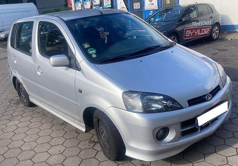 Silber Gebraucht 2003 Daihatsu YRV Van / Kleinbus | 850 € - Bild 1/4