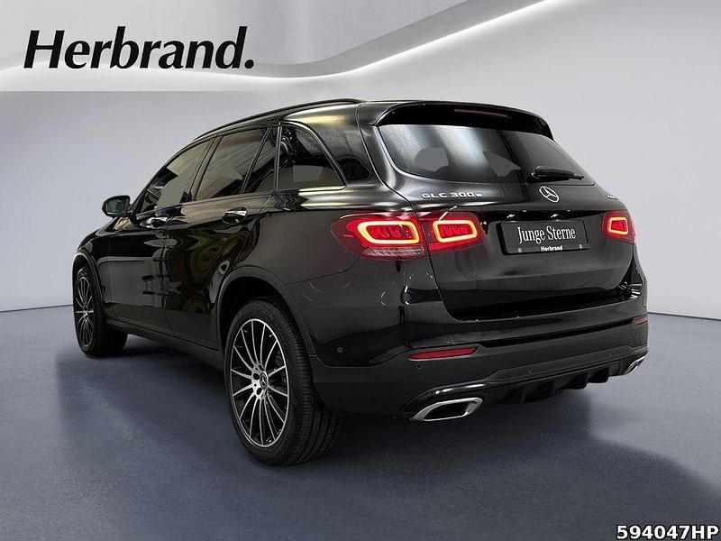 Gebraucht Mercedes GLC300e AMG 320 PS (235 kW) 2021 Metalliclack obsidianschwarz SUV