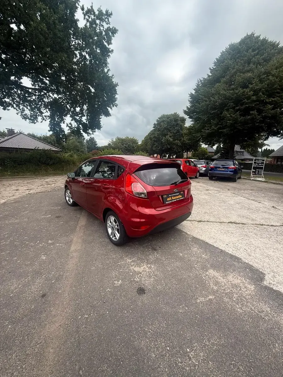 Gebraucht Ford Fiesta 80 PS (58 kW) 2016 Rot Kleinwagen