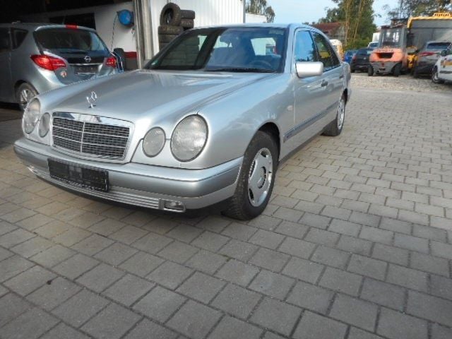 Gebraucht Mercedes E290 129 PS (94 kW) 1996 Silber Limousine