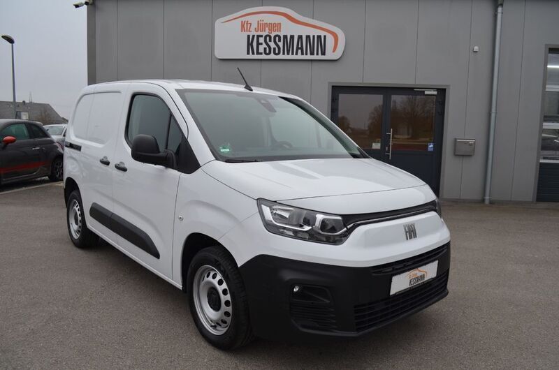 Weiß Gebraucht 2023 Fiat Doblò Van / Kleinbus | 14.999 € (Guter Preis) - Bild 1/4