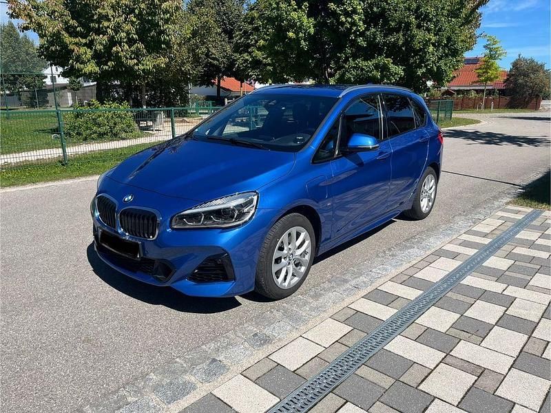 Blau Gebraucht 2020 BMW 225 Active Tourer iPerformance Van / Kleinbus | 20.500 € (Fairer Preis) - Bild 1/4