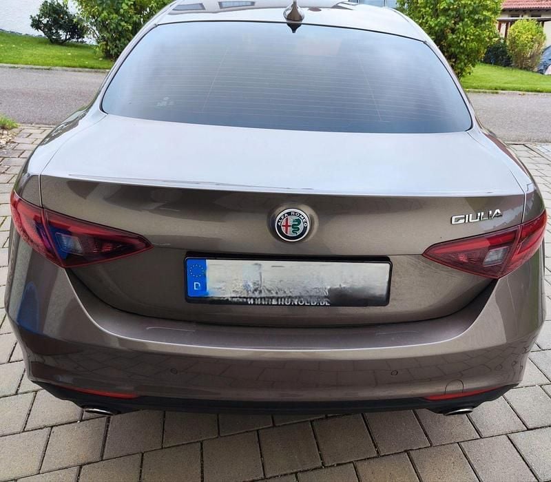 Grau Gebraucht 2017 Alfa Romeo Giulia Super Limousine | 17.900 € (Fairer Preis) - Bild 1/4