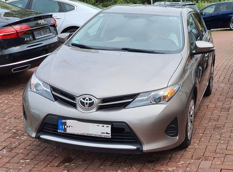 Gebraucht Toyota Auris Cool 99 PS (72 kW) 2015 Braun Limousine