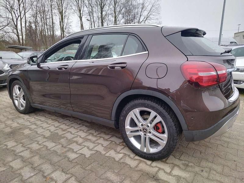 Gebraucht Mercedes GLA200 156 PS (114 kW) 2018 Orientbraun SUV