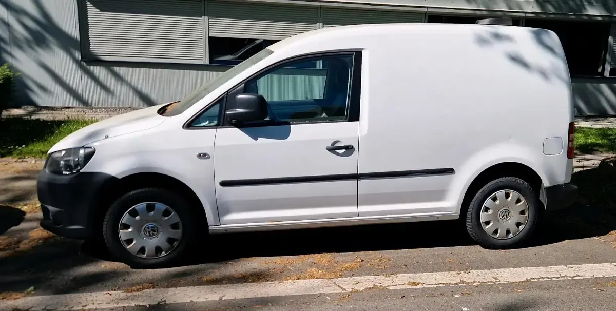 Second-hand VW Caddy 102 CP (75 kW) 2011 Alb Monovolum