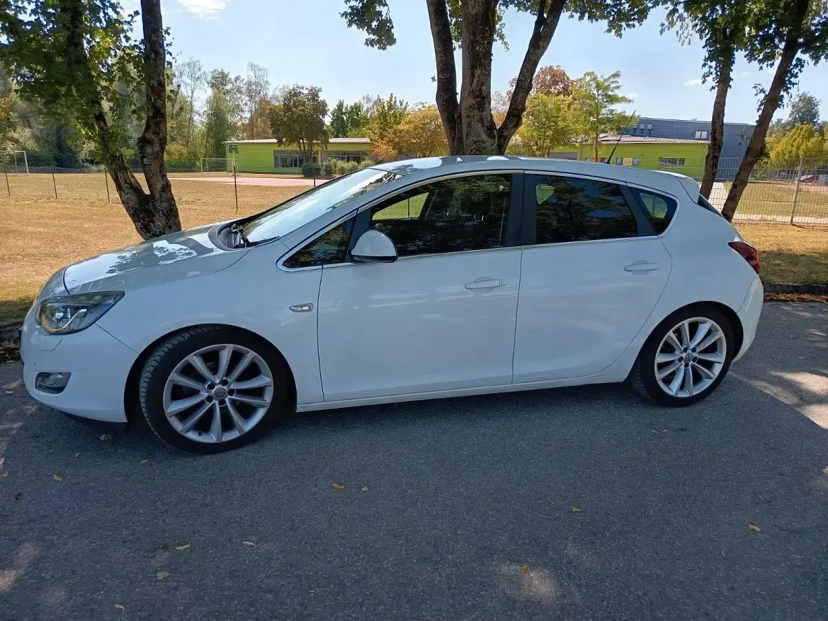 Gebraucht Opel Astra S 140 PS (102 kW) 2011 Weiß Limousine