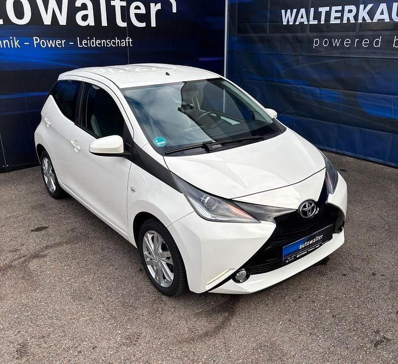Gebraucht Toyota Aygo X-play 69 PS (50 kW) 2018 Weiß Kleinwagen