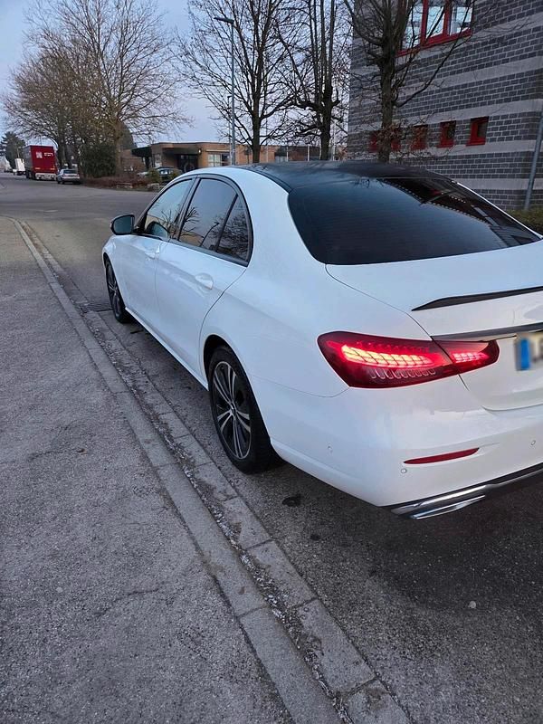 Gebraucht Mercedes E220 194 PS (142 kW) 2020 Weiß Limousine