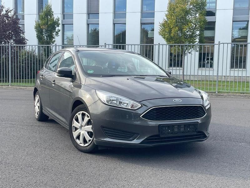 Grau Gebraucht 2016 Ford Focus Ambiente Limousine | 5.999 € (Fairer Preis) - Bild 1/4