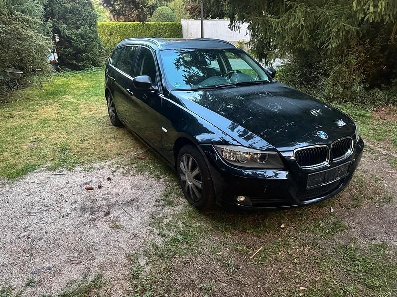 Schwarz Gebraucht 2011 BMW 320 Kombi | 3.900 € (Superpreis) - Bild 1/4