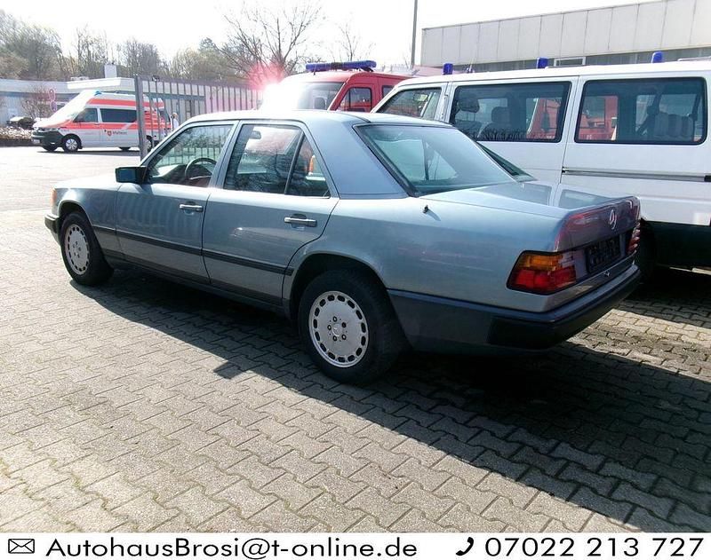 Gebraucht Mercedes E300 179 PS (131 kW) 1988 Blau Limousine