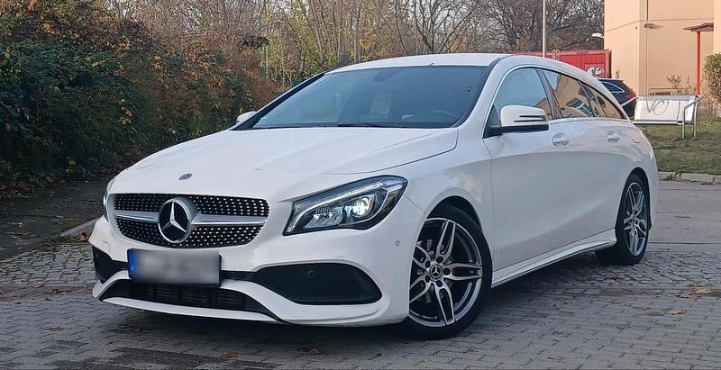 Weiß Gebraucht 2025 Mercedes CLA200 AMG Kombi | 16.800 € - Bild 1/4