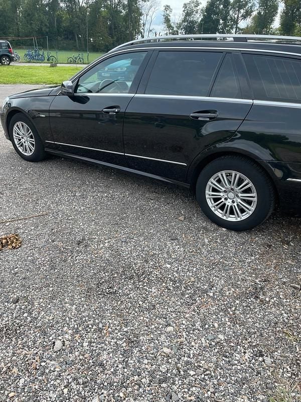 Gebraucht Mercedes E220 170 PS (125 kW) 2011 Schwarz Kombi
