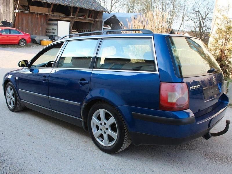 Gebraucht VW Passat Comfortline 131 PS (96 kW) 2003 Blau Kombi