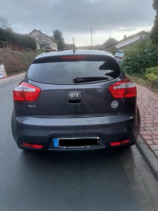 Gebraucht Kia Rio 109 PS (80 kW) 2014 Grau Kleinwagen
