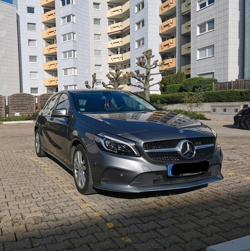Grau Gebraucht 2017 Mercedes A180 Limousine | 16.000 € (Fairer Preis) - Bild 1/4