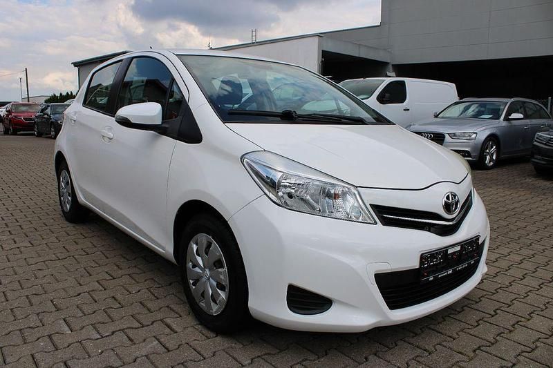 Gebraucht Toyota Yaris Life 69 PS (50 kW) 2013 Weiß Limousine