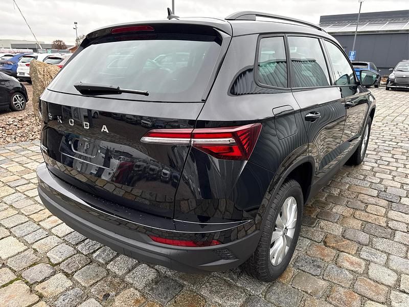 Neu Skoda Karoq Selection 150 PS (110 kW) 2025 Schwarz metallic SUV