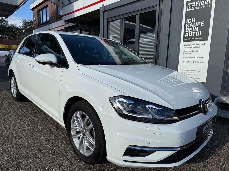Weiß Gebraucht 2018 VW Golf VII Comfortline Limousine | 16.790 € (Fairer Preis) - Bild 1/4