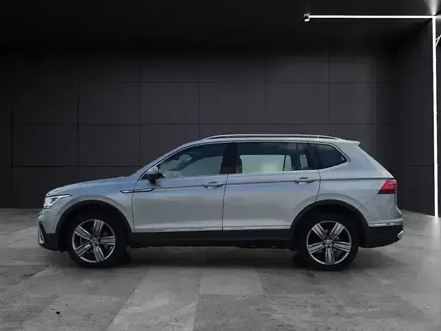 Gebraucht VW Tiguan Allspace Elegance 190 PS (139 kW) 2022 Pyrit silber metallic SUV