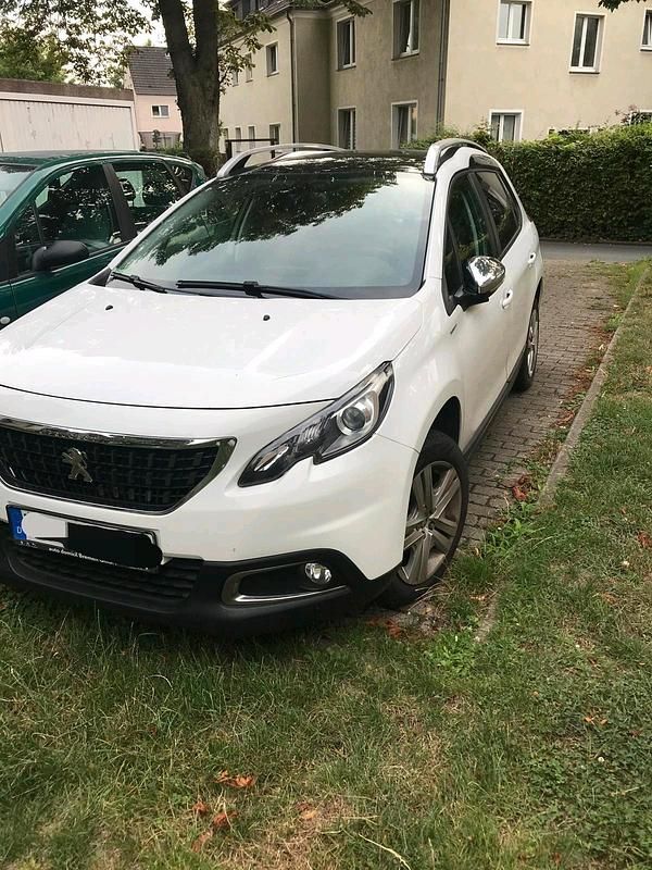 Weiß Gebraucht 2017 Peugeot 2008 Style SUV | 4.500 € (Superpreis) - Bild 1/4