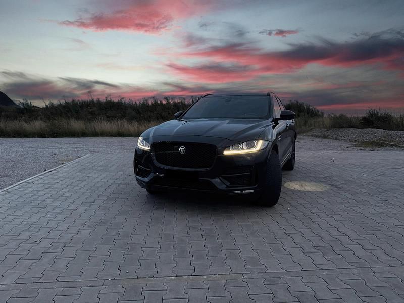 Schwarz Gebraucht 2018 Jaguar F-Pace R SUV | 29.900 € (Teuer) - Bild 1/4