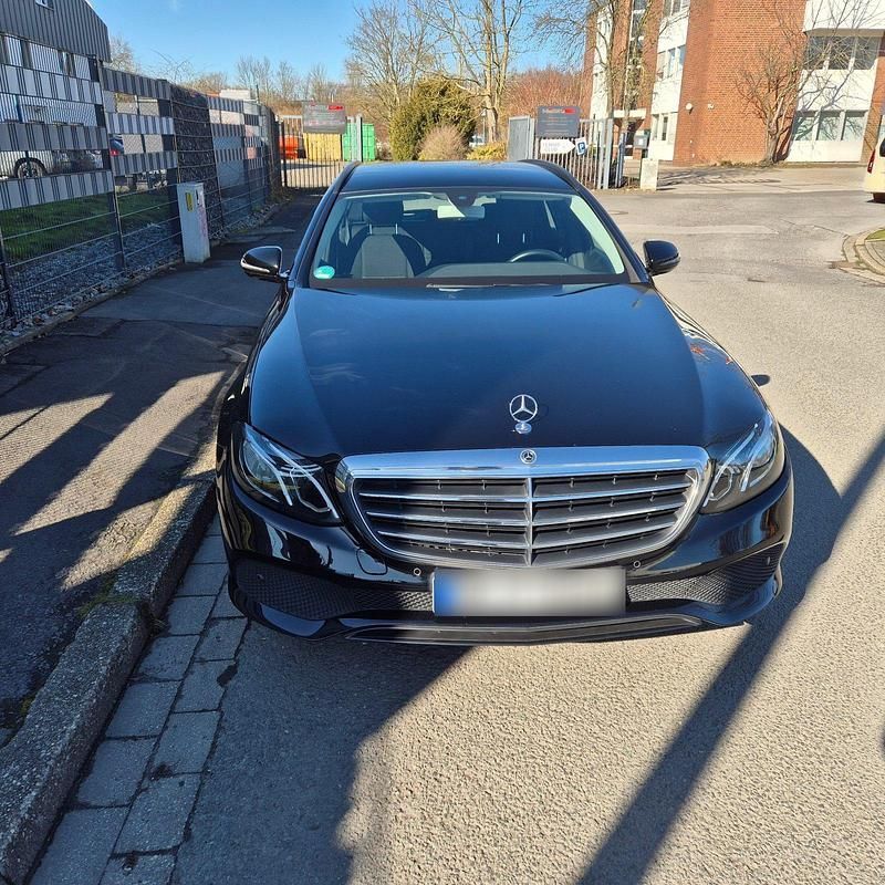 Second-hand Mercedes E300 122 CP (89 kW) 2019 Negru Break