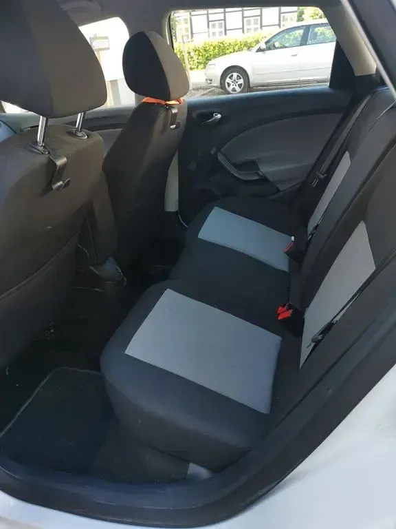 Używany Seat Ibiza Reference 75 KM (55 kW) 2013 Biały Sedan/Limuzyna