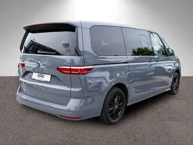Gebraucht VW Multivan Life 204 PS (150 kW) 2023 Pure grey Van / Kleinbus