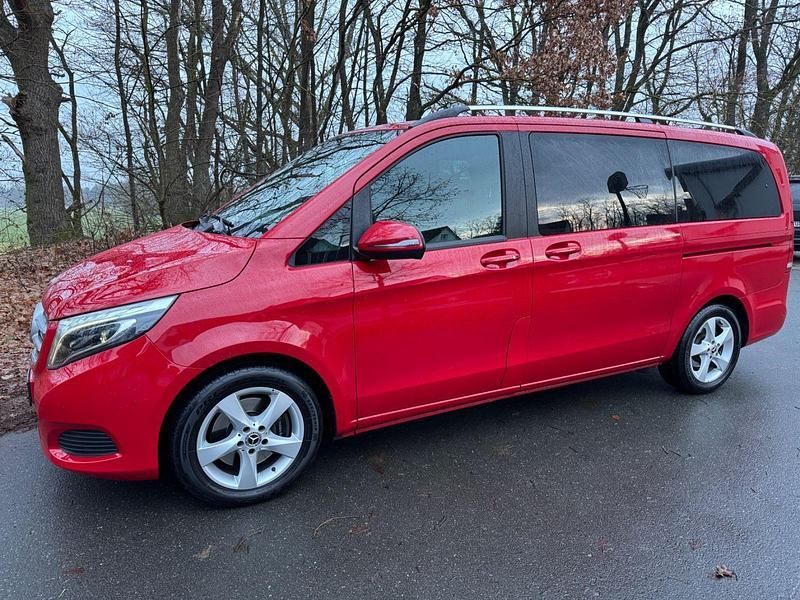 Gebraucht Mercedes V220 Edition 163 PS (119 kW) 2019 Rot Van / Kleinbus