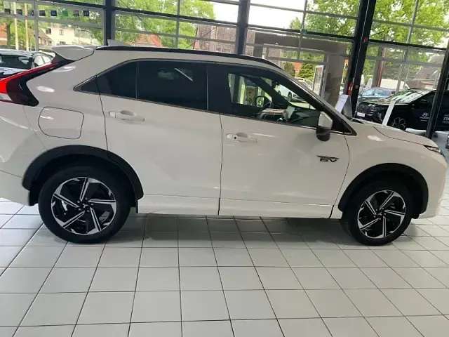 Używany Mitsubishi Eclipse Cross Plus 188 KM (138 kW) 2022 Biały SUV